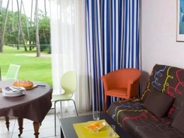 Camping Pas Cher vous présente avec son site Officiel campingpascher.fr, la Résidence Du Golf classé 3 étoiles, située sur la commune de Moliets Et Maa dans le département Landes (Aquitaine) en France. La résidence Du Golf, vous présente un hébergement de type maison de 74 m² et télévision. La résidence Du Golf vous proposeun séjour PAS CHER avec une REMISEdu dimanche 19 avril au dimanche 26 avril 2026, en promotion à -30% pour 7 nuits à 517,30 € au lieu de 739,0 € soit une Économie de 221,70 €. Cette location propose 131 dates différentes pour réserver votre séjour. Découvrez également les 4 autres gammes d'hébergements de la résidence. LacMerÉtang, Piscine extérieure, Baby-foot, Canoë-kayak, Centre équestre, Court de tennis, Cyclisme, Golf, Paddle, Randonnée, Surf, Boulangerie, Supermarché,... En savoir plus : cliquez-ICI.