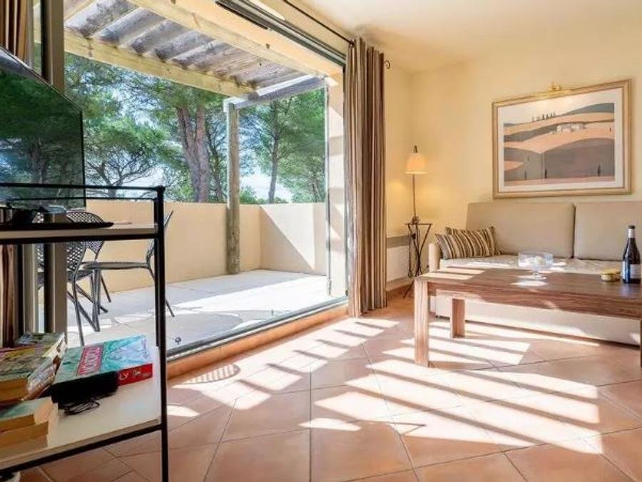 Camping Pas Cher vous présente avec son site Officiel campingpascher.fr, la Résidence Madame Vacances - Provence Country Club classé 4 étoiles, située sur la commune de Saumane dans le département Vaucluse (Provence Alpes Côte D'azur) en France. La résidence Madame Vacances - Provence Country Club, vous présente un hébergement de type appartement de 46 m². La résidence Madame Vacances - Provence Country Club vous proposeun séjour PAS CHER avec une REMISEdu sam. 03 octobre au sam. 10 octobre 2026, en promotion à -35% pour 7 nuits à 324,35 € au lieu de 499,0 € soit une Économie de 174,65 €. Cette location propose 211 dates différentes pour réserver votre séjour. Découvrez également les 6 autres gammes d'hébergements de la résidence. Piscine extérieure, Canoë-kayak, Centre équestre, Court de tennis, Cyclisme, Golf, Randonnée, Salle de fitness, Bar, Brasserie, Dépôt de pain, Supermarché,... En savoir plus : cliquez-ICI.