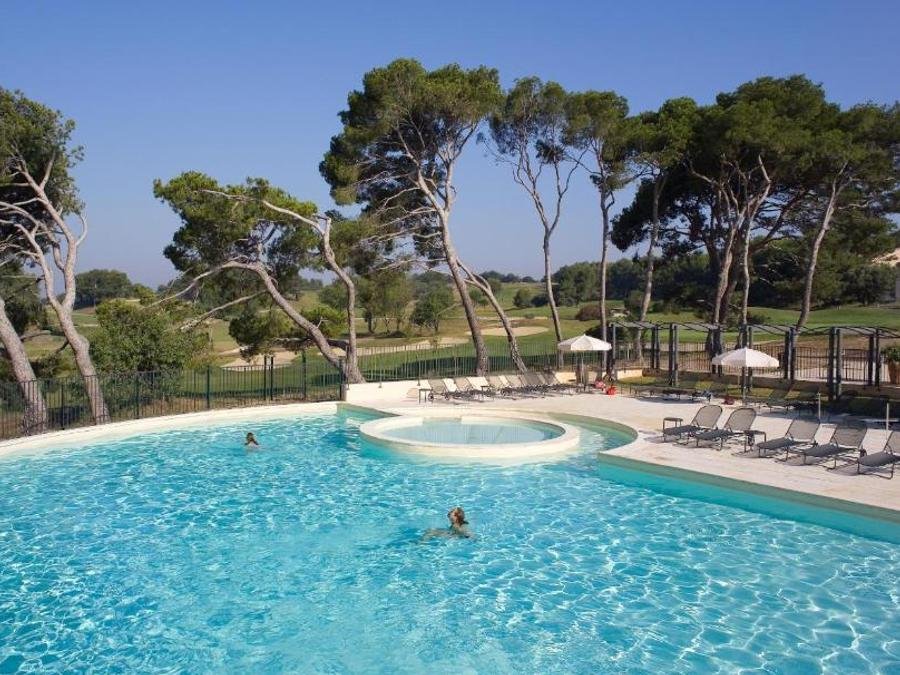 Camping Pas Cher vous présente avec son site Officiel campingpascher.fr, la Résidence Madame Vacances - Provence Country Club classé 4 étoiles, située sur la commune de Saumane dans le département Vaucluse (Provence Alpes Côte D'azur) en France. La résidence Madame Vacances - Provence Country Club, vous présente un hébergement de type studio de 38 m². La résidence Madame Vacances - Provence Country Club vous proposeun séjour PAS CHER avec une REMISEdu sam. 03 octobre au sam. 10 octobre 2026, en promotion à -34% pour 7 nuits à 259,35 € au lieu de 399,0 € soit une Économie de 139,65 €. Cette location propose 201 dates différentes pour réserver votre séjour. Découvrez également les 6 autres gammes d'hébergements de la résidence. Piscine extérieure, Canoë-kayak, Centre équestre, Court de tennis, Cyclisme, Golf, Randonnée, Salle de fitness, Bar, Brasserie, Dépôt de pain, Supermarché,... En savoir plus : cliquez-ICI.