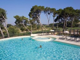 Camping Pas Cher vous présente avec son site Officiel campingpascher.fr, la Résidence Madame Vacances - Provence Country Club classé 4 étoiles, située sur la commune de Saumane dans le département Vaucluse (Provence Alpes Côte D'azur) en France. La résidence Madame Vacances - Provence Country Club, vous présente un hébergement de type studio de 38 m². La résidence Madame Vacances - Provence Country Club vous proposeun séjour PAS CHER avec une REMISEdu sam. 03 octobre au sam. 10 octobre 2026, en promotion à -34% pour 7 nuits à 259,35 € au lieu de 399,0 € soit une Économie de 139,65 €. Cette location propose 201 dates différentes pour réserver votre séjour. Découvrez également les 6 autres gammes d'hébergements de la résidence. Piscine extérieure, Canoë-kayak, Centre équestre, Court de tennis, Cyclisme, Golf, Randonnée, Salle de fitness, Bar, Brasserie, Dépôt de pain, Supermarché,... En savoir plus : cliquez-ICI.