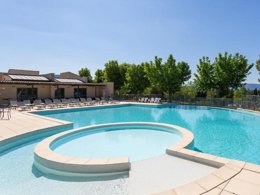 Camping Pas Cher vous présente avec son site Officiel campingpascher.fr, la Résidence Provence Country Club classé 4 étoiles, située sur la commune de Saumane dans le département Vaucluse (Provence Alpes Côte D'azur) en France. La résidence Provence Country Club, vous présente un hébergement de type studio de 38 m². La résidence Provence Country Club vous proposeun séjour PAS CHER avec une REMISEdu vendredi 19 décembre au vendredi 26 décembre 2025, en promotion à -40% pour 7 nuits à 239,40 € au lieu de 399,0 € soit une Économie de 159,60 €. Cette location propose 259 dates différentes pour réserver votre séjour. Découvrez également les 4 autres gammes d'hébergements de la résidence. Piscine extérieure, Canoë-kayak, Centre équestre, Court de tennis, Cyclisme, Golf, Randonnée, Salle de fitness, Bar, Brasserie, Dépôt de pain, Supermarché,... En savoir plus : cliquez-ICI.