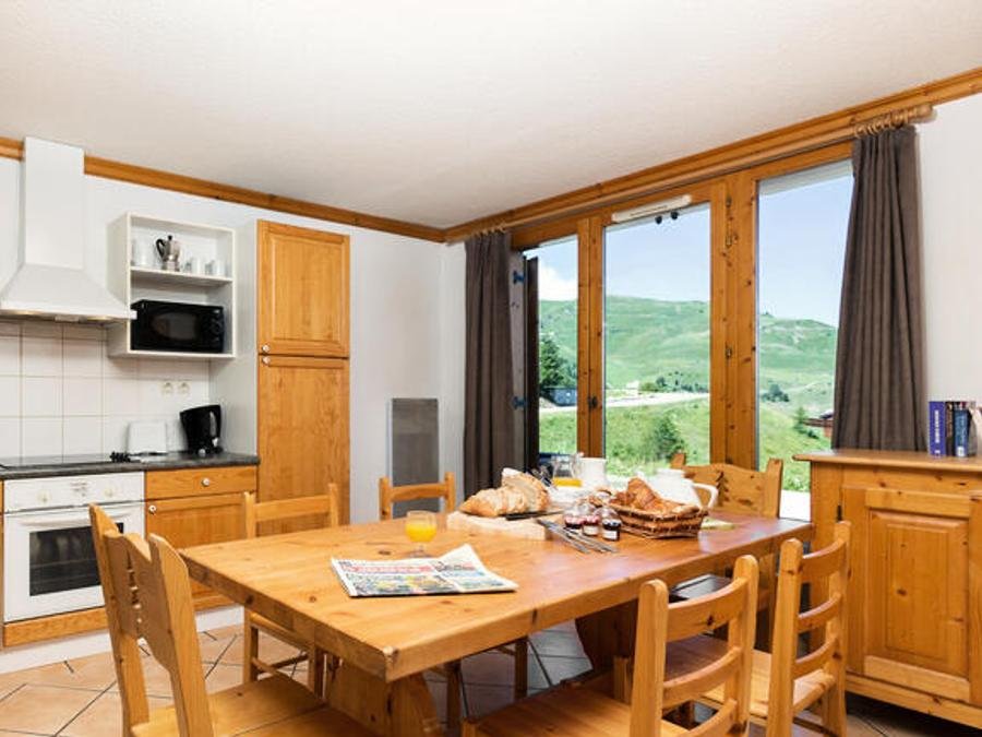 Camping Pas Cher vous présente avec son site Officiel campingpascher.fr, la Résidence Madame Vacances - Les Chalets Du Praz classé 3 étoiles, située sur la commune de Macot La Plagne dans le département Savoie (Rhône Alpes) en France. La résidence Madame Vacances - Les Chalets Du Praz, vous présente un hébergement de type chalet. La résidence Madame Vacances - Les Chalets Du Praz vous proposeun séjour PAS CHER avec une REMISEdu sam. 20 juin au sam. 27 juin 2026, en promotion à -40% pour 7 nuits à 317,40 € au lieu de 529,0 € soit une Économie de 211,60 €. Cette location propose 23 dates différentes pour réserver votre séjour. Découvrez également les 1 autres gammes d'hébergements de la résidence. Rafting, Randonnée, Boulangerie, Bureau de tabac, Restaurant, Station-service, Épicerie,... En savoir plus : cliquez-ICI.