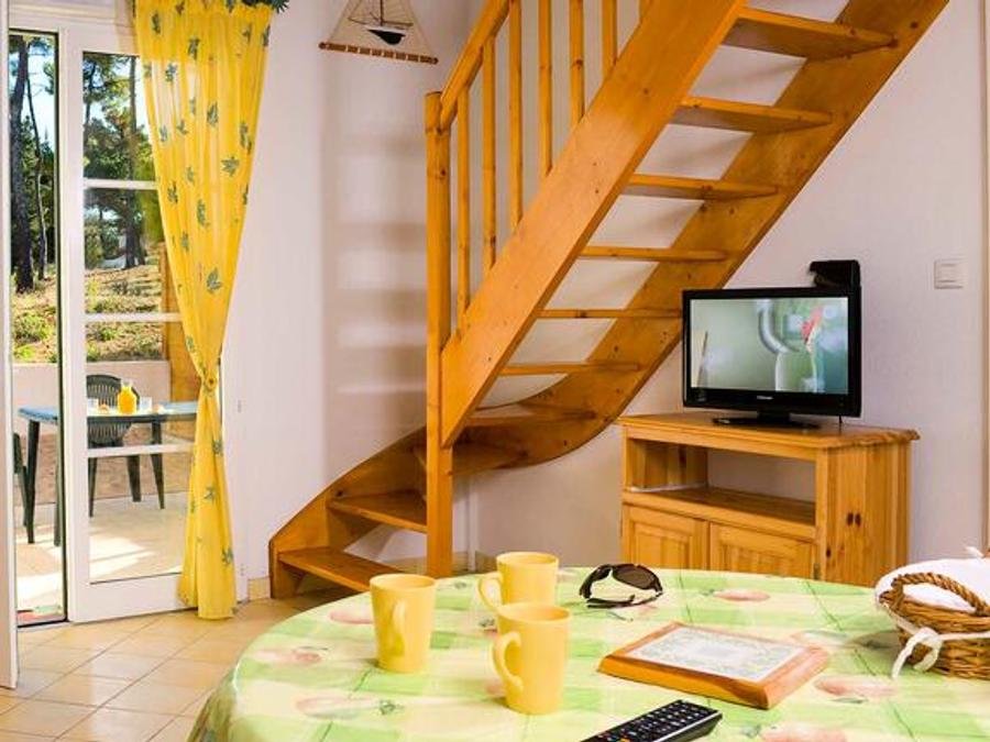 Camping Pas Cher vous présente avec son site Officiel campingpascher.fr, la Résidence Madame Vacances - Les Mas De Saint Hilaire classé 3 étoiles, située sur la commune de Saint Hilaire De Riez dans le département Vendée (Pays De La Loire) en France. La résidence Madame Vacances - Les Mas De Saint Hilaire, vous présente un hébergement de type appartement de 56 m² pour 6 personnes et télévision. La résidence Madame Vacances - Les Mas De Saint Hilaire vous proposeun séjour PAS CHER avec une REMISEdu sam. 04 juillet au sam. 11 juillet 2026, en promotion à -30% pour 7 nuits à 979,30 € au lieu de 1399,0 € soit une Économie de 419,70 €. Cette location propose 62 dates différentes pour réserver votre séjour. Découvrez également les 2 autres gammes d'hébergements de la résidence. Les Avis clients pour la Résidence Madame Vacances - Les Mas De Saint Hilaire sont excellents avec une note moyenne de 8 sur 10. Mer, Piscine extérieure, Canoë-kayak, Cyclisme, Planche à voile, Pédalo, Voile, Supermarché,... En savoir plus : cliquez-ICI.