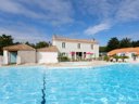 Camping Pas Cher vous présente avec son site Officiel campingpascher.fr, la Résidence Madame Vacances - Les Mas De Saint Hilaire classé 3 étoiles, située sur la commune de Saint Hilaire De Riez dans le département Vendée (Pays De La Loire) en France. La résidence Madame Vacances - Les Mas De Saint Hilaire, vous présente un hébergement de type appartement de 56 m² pour 6 personnes et télévision. La résidence Madame Vacances - Les Mas De Saint Hilaire vous proposeun séjour PAS CHER avec une REMISEdu sam. 04 juillet au sam. 11 juillet 2026, en promotion à -30% pour 7 nuits à 979,30 € au lieu de 1399,0 € soit une Économie de 419,70 €. Cette location propose 62 dates différentes pour réserver votre séjour. Découvrez également les 2 autres gammes d'hébergements de la résidence. Les Avis clients pour la Résidence Madame Vacances - Les Mas De Saint Hilaire sont excellents avec une note moyenne de 8 sur 10. Mer, Piscine extérieure, Canoë-kayak, Cyclisme, Planche à voile, Pédalo, Voile, Supermarché,... En savoir plus : cliquez-ICI.