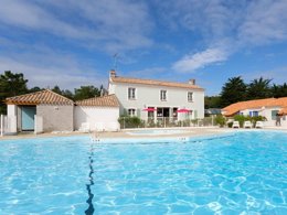 Camping Pas Cher vous présente avec son site Officiel campingpascher.fr, la Résidence Madame Vacances - Les Mas De Saint Hilaire classé 3 étoiles, située sur la commune de Saint Hilaire De Riez dans le département Vendée (Pays De La Loire) en France. La résidence Madame Vacances - Les Mas De Saint Hilaire, vous présente un hébergement de type appartement de 56 m² pour 6 personnes et télévision. La résidence Madame Vacances - Les Mas De Saint Hilaire vous proposeun séjour PAS CHER avec une REMISEdu sam. 04 juillet au sam. 11 juillet 2026, en promotion à -30% pour 7 nuits à 979,30 € au lieu de 1399,0 € soit une Économie de 419,70 €. Cette location propose 62 dates différentes pour réserver votre séjour. Découvrez également les 2 autres gammes d'hébergements de la résidence. Les Avis clients pour la Résidence Madame Vacances - Les Mas De Saint Hilaire sont excellents avec une note moyenne de 8 sur 10. Mer, Piscine extérieure, Canoë-kayak, Cyclisme, Planche à voile, Pédalo, Voile, Supermarché,... En savoir plus : cliquez-ICI.