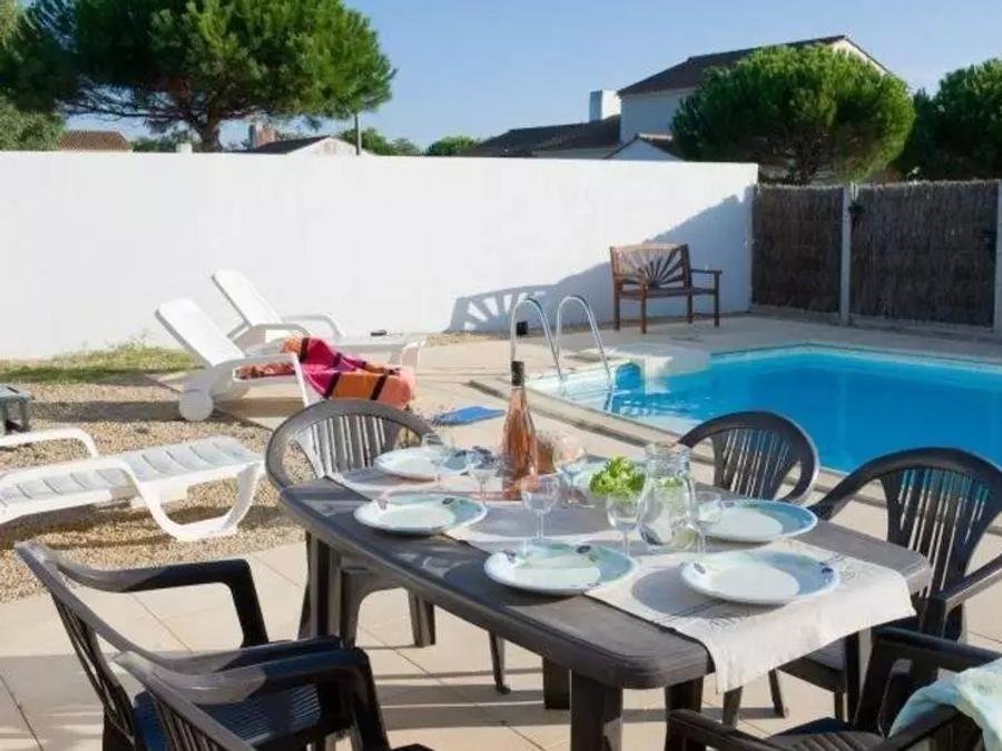 Camping Pas Cher vous présente avec son site Officiel campingpascher.fr, la Résidence Le Domaine De Vertmarines, située sur la commune de Saint Jean De Monts dans le département Vendée (Pays De La Loire) en France. La résidence Le Domaine De Vertmarines, vous présente un hébergement de type villa de 75 m² et télévision. La résidence Le Domaine De Vertmarines vous propose du sam. 05 septembre au sam. 12 septembre 2026, en promotion à -5% pour 7 nuits à 1139,05 € au lieu de 1199,0 € soit une Économie de 59,95 €. Cette location propose 56 dates différentes pour réserver votre séjour. Découvrez également les 4 autres gammes d'hébergements de la résidence. Piscine extérieure, Centre équestre, Court de tennis, Golf, Surf, Bar, Pizzeria, Supermarché, Épicerie,... En savoir plus : cliquez-ICI.