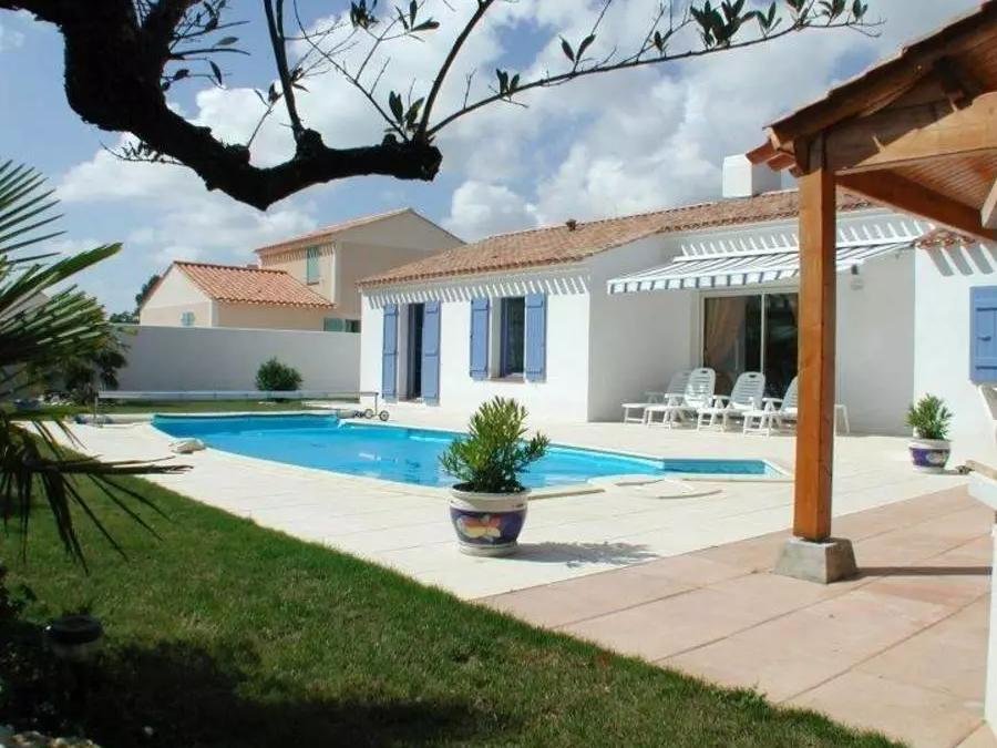 Camping Pas Cher vous présente avec son site Officiel campingpascher.fr, la Résidence Le Domaine De Vertmarines, située sur la commune de Saint Jean De Monts dans le département Vendée (Pays De La Loire) en France. La résidence Le Domaine De Vertmarines, vous présente un hébergement de type villa de 85 m² et télévision. La résidence Le Domaine De Vertmarines vous propose du sam. 05 septembre au sam. 12 septembre 2026, en promotion à -5% pour 7 nuits à 1196,05 € au lieu de 1259,0 € soit une Économie de 62,95 €. Cette location propose 54 dates différentes pour réserver votre séjour. Découvrez également les 4 autres gammes d'hébergements de la résidence. Piscine extérieure, Centre équestre, Court de tennis, Golf, Surf, Bar, Pizzeria, Supermarché, Épicerie,... En savoir plus : cliquez-ICI.