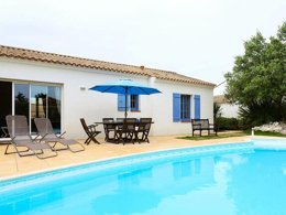 Camping Pas Cher vous présente avec son site Officiel campingpascher.fr, la Résidence Le Domaine De Vertmarines, située sur la commune de Saint Jean De Monts dans le département Vendée (Pays De La Loire) en France. La résidence Le Domaine De Vertmarines vous propose un hébergement de type villa de 104 m² (télévision). L'établissement vous propose 4 autres types d'hébergements. Découvrez tous nos séjours à petits prix dans la commune et aux alentours de Saint Jean De Monts du département : Vendée (Pays De La Loire). Piscine extérieure, Centre équestre, Court de tennis, Golf, Surf, Bar, Pizzeria, Supermarché, Épicerie,... En savoir plus : cliquez-ICI.