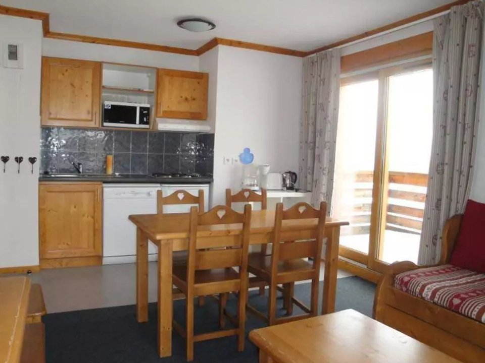 Camping Pas Cher vous présente avec son site Officiel campingpascher.fr, la Résidence Les Valmonts De Vaujany, située sur la commune de Vaujany dans le département Isère (Rhône Alpes) en France. La résidence Les Valmonts De Vaujany, vous présente un hébergement de type appartement de 40 m² et télévision. La résidence Les Valmonts De Vaujany vous proposeun séjour PAS CHER avec une REMISEdu sam. 05 septembre au sam. 12 septembre 2026, en promotion à -35% pour 7 nuits à 221 € au lieu de 340,0 € soit une Économie de 119 €. Cette location propose 77 dates différentes pour réserver votre séjour. Découvrez également les 5 autres gammes d'hébergements de la résidence. Centre équestre, Court de tennis, Randonnée, Boulangerie,... En savoir plus : cliquez-ICI.