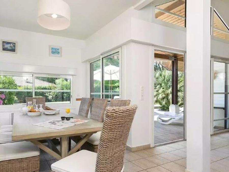 Camping Pas Cher vous présente avec son site Officiel campingpascher.fr, la Résidence Madame Vacances - Villas Les Dunes De La Prade, située sur la commune de Moliets Et Maa dans le département Landes (Aquitaine) en France. La résidence Madame Vacances - Villas Les Dunes De La Prade, vous présente un hébergement de type villa de 90 m² et télévision. La résidence Madame Vacances - Villas Les Dunes De La Prade vous proposeun séjour PAS CHER avec une REMISEdu sam. 06 juin au sam. 13 juin 2026, en promotion à -45% pour 7 nuits à 1270,50 € au lieu de 2310,0 € soit une Économie de 1039,50 €. Cette location propose 27 dates différentes pour réserver votre séjour. Découvrez également les 4 autres gammes d'hébergements de la résidence. Mer, Piscine extérieure, Canoë-kayak, Centre équestre, Court de tennis, Cyclisme, Golf, Surf, Boulangerie, Supermarché,... En savoir plus : cliquez-ICI.