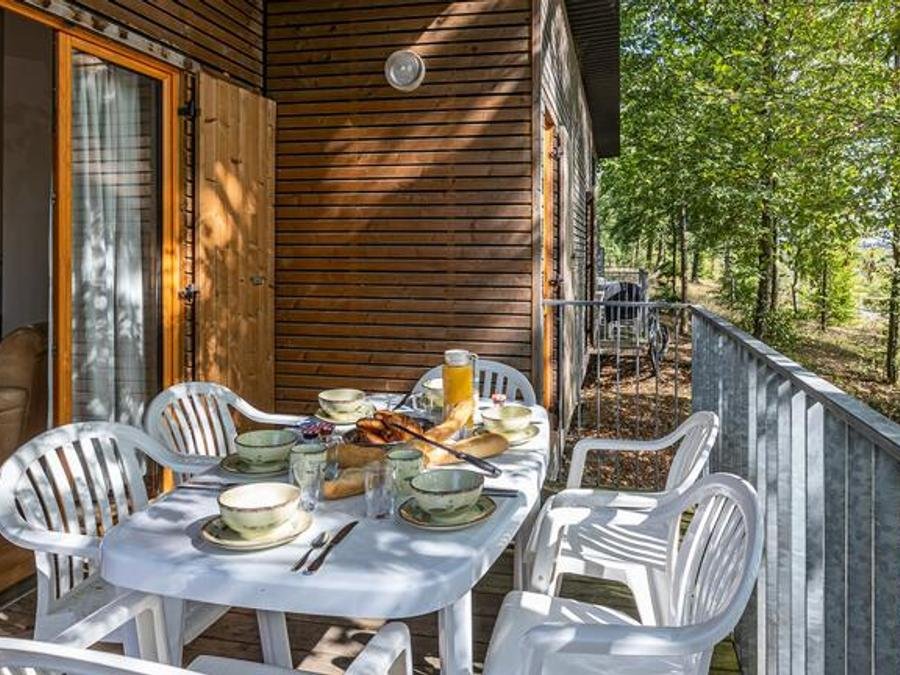 Camping Pas Cher vous présente avec son site Officiel campingpascher.fr, la Résidence Madame Vacances- Les Cottages De Valjoly classé 3 étoiles, située sur la commune de Valjoly dans le département Nord (Nord Pas De Calais) en France. La résidence Madame Vacances- Les Cottages De Valjoly, vous présente un hébergement de type maison de 52 m² et télévision. La résidence Madame Vacances- Les Cottages De Valjoly vous proposeun séjour PAS CHER avec une REMISEdu jeudi 18 juin au jeudi 25 juin 2026, en promotion à -40% pour 7 nuits à 380,82 € au lieu de 634,71 € soit une Économie de 253,89 €. Cette location propose 243 dates différentes pour réserver votre séjour. Découvrez également les 5 autres gammes d'hébergements de la résidence. Les Avis clients pour la Résidence Madame Vacances- Les Cottages De Valjoly sont excellents avec une note moyenne de 8 sur 10. Lac, Piscine couverte, Piscine extérieure, Canoë-kayak, Centre équestre, Cyclisme, Golf, Planche à voile, Pédalo, Trampoline, Voile, Bar, Supermarché,... En savoir plus : cliquez-ICI.