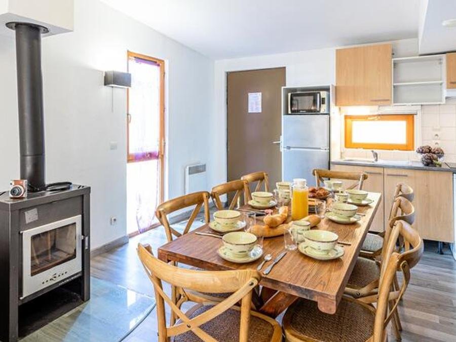 Camping Pas Cher vous présente avec son site Officiel campingpascher.fr, la Résidence Madame Vacances- Les Cottages De Valjoly classé 3 étoiles, située sur la commune de Valjoly dans le département Nord (Nord Pas De Calais) en France. La résidence Madame Vacances- Les Cottages De Valjoly, vous présente un hébergement de type maison de 65 m² et télévision. La résidence Madame Vacances- Les Cottages De Valjoly vous proposeun séjour PAS CHER avec une REMISEdu sam. 06 mars au sam. 13 mars 2027, en promotion à -35% pour 7 nuits à 376,35 € au lieu de 579,0 € soit une Économie de 202,65 €. Cette location propose 200 dates différentes pour réserver votre séjour. Découvrez également les 5 autres gammes d'hébergements de la résidence. Les Avis clients pour la Résidence Madame Vacances- Les Cottages De Valjoly sont excellents avec une note moyenne de 8 sur 10. Lac, Piscine couverte, Piscine extérieure, Canoë-kayak, Centre équestre, Cyclisme, Golf, Planche à voile, Pédalo, Trampoline, Voile, Bar, Supermarché,... En savoir plus : cliquez-ICI.