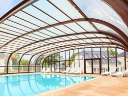 Camping Pas Cher vous présente avec son site Officiel campingpascher.fr, la Résidence Madame Vacances- Les Cottages De Valjoly classé 3 étoiles, située sur la commune de Valjoly dans le département Nord (Nord Pas De Calais) en France. La résidence Madame Vacances- Les Cottages De Valjoly, vous présente un hébergement de type maison de 25 m² et télévision. La résidence Madame Vacances- Les Cottages De Valjoly vous proposeun séjour PAS CHER avec une REMISEdu jeudi 04 juin au jeudi 11 juin 2026 avec une PROMO de DERNIÈRE MINUTE, en promotion à -45% pour 7 nuits à 246,95 € au lieu de 449,0 € soit une Économie de 202,05 €. Cette location propose 269 dates différentes pour réserver votre séjour. Découvrez également les 5 autres gammes d'hébergements de la résidence. Les Avis clients pour la Résidence Madame Vacances- Les Cottages De Valjoly sont excellents avec une note moyenne de 8 sur 10. Lac, Piscine couverte, Piscine extérieure, Canoë-kayak, Centre équestre, Cyclisme, Golf, Planche à voile, Pédalo, Trampoline, Voile, Bar, Supermarché,... En savoir plus : cliquez-ICI.