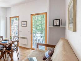 Camping Pas Cher vous présente avec son site Officiel campingpascher.fr, la Résidence Les Cottages De Valjoly classé 3 étoiles, située sur la commune de Valjoly dans le département Nord (Nord Pas De Calais) en France. La résidence Les Cottages De Valjoly, vous présente un hébergement de type maison de 25 m² et télévision. La résidence Les Cottages De Valjoly vous proposeun séjour PAS CHER avec une REMISEdu vendredi 19 décembre au vendredi 26 décembre 2025, en promotion à -45% pour 7 nuits à 340,45 € au lieu de 619,0 € soit une Économie de 278,55 €. Cette location propose 272 dates différentes pour réserver votre séjour. Découvrez également les 5 autres gammes d'hébergements de la résidence. Les Avis clients pour la Résidence Les Cottages De Valjoly sont excellents avec une note moyenne de 8 sur 10. Lac, Piscine couverte, Piscine extérieure, Canoë-kayak, Centre équestre, Cyclisme, Golf, Planche à voile, Pédalo, Trampoline, Voile, Bar, Supermarché,... En savoir plus : cliquez-ICI.