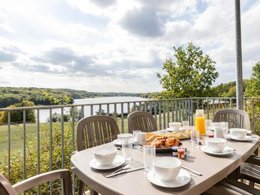 Camping Pas Cher vous présente avec son site Officiel campingpascher.fr, la Résidence Les Cottages De Valjoly classé 3 étoiles, située sur la commune de Valjoly dans le département Nord (Nord Pas De Calais) en France. La résidence Les Cottages De Valjoly, vous présente un hébergement de type maison de 60 m² pour 2 personnes et télévision. La résidence Les Cottages De Valjoly vous proposeun séjour PAS CHER avec une REMISEdu sam. 07 mars au sam. 14 mars 2026, en promotion à -35% pour 7 nuits à 298,35 € au lieu de 459,0 € soit une Économie de 160,65 €. Cette location propose 262 dates différentes pour réserver votre séjour. Découvrez également les 5 autres gammes d'hébergements de la résidence. Les Avis clients pour la Résidence Les Cottages De Valjoly sont excellents avec une note moyenne de 8 sur 10. Lac, Piscine couverte, Piscine extérieure, Canoë-kayak, Centre équestre, Cyclisme, Golf, Planche à voile, Pédalo, Trampoline, Voile, Bar, Supermarché,... En savoir plus : cliquez-ICI.