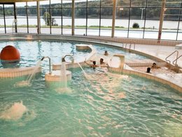 Camping Pas Cher vous présente avec son site Officiel campingpascher.fr, la Résidence Les Cottages De Valjoly classé 3 étoiles, située sur la commune de Valjoly dans le département Nord (Nord Pas De Calais) en France. La résidence Les Cottages De Valjoly, vous présente un hébergement de type maison de 60 m² pour 2 personnes et télévision. La résidence Les Cottages De Valjoly vous proposeun séjour PAS CHER avec une REMISEdu sam. 07 mars au sam. 14 mars 2026, en promotion à -35% pour 7 nuits à 298,35 € au lieu de 459,0 € soit une Économie de 160,65 €. Cette location propose 262 dates différentes pour réserver votre séjour. Découvrez également les 5 autres gammes d'hébergements de la résidence. Les Avis clients pour la Résidence Les Cottages De Valjoly sont excellents avec une note moyenne de 8 sur 10. Lac, Piscine couverte, Piscine extérieure, Canoë-kayak, Centre équestre, Cyclisme, Golf, Planche à voile, Pédalo, Trampoline, Voile, Bar, Supermarché,... En savoir plus : cliquez-ICI.