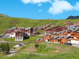 Camping Pas Cher vous présente avec son site Officiel campingpascher.fr, la Résidence Chalets Des Alpages classé 3 étoiles, située sur la commune de La Plagne Soleil dans le département Savoie (Rhône Alpes) en France. La résidence Chalets Des Alpages, vous présente un hébergement de type chalet de 75 m² et télévision. La résidence Chalets Des Alpages vous proposeun séjour PAS CHER avec une REMISEdu sam. 20 juin au sam. 27 juin 2026, en promotion à -40% pour 7 nuits à 377,40 € au lieu de 629,0 € soit une Économie de 251,60 €. Cette location propose 24 dates différentes pour réserver votre séjour. Découvrez également les 2 autres gammes d'hébergements de la résidence. Canoë-kayak, Randonnée, Restaurant, Épicerie,... En savoir plus : cliquez-ICI.