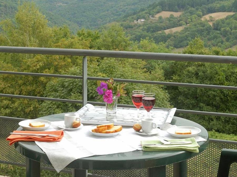 Camping Pas Cher vous présente avec son site Officiel campingpascher.fr, la Résidence La Marquisié classé 3 étoiles, située sur la commune de Trebas Les Bains dans le département Tarn (Midi Pyrénées) en France. La résidence La Marquisié, vous présente un hébergement de type appartement. La résidence La Marquisié vous proposeun séjour PAS CHER avec une REMISEdu sam. 04 juillet au sam. 11 juillet 2026, en promotion à -35% pour 7 nuits à 811,85 € au lieu de 1249,0 € soit une Économie de 437,15 €. Cette location propose 52 dates différentes pour réserver votre séjour. Découvrez également les 1 autres gammes d'hébergements de la résidence. Rivière, Piscine couverte, Canoë-kayak, Cyclisme, Randonnée, Bar, Boulangerie, Supermarché,... En savoir plus : cliquez-ICI.