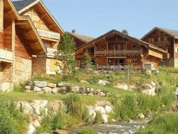 Camping Pas Cher vous présente avec son site Officiel campingpascher.fr, la Résidence La Les Chalets De L'Altiport classé 3 étoiles, située sur la commune de Huez dans le département Isère (Rhône Alpes) en France. La résidence La Les Chalets De L'Altiport vous propose un hébergement de type chalet de 200 m² (télévision). L'établissement vous propose 5 autres types d'hébergements. Découvrez tous nos séjours à petits prix dans la commune et aux alentours de Huez du département : Isère (Rhône Alpes). Court de tennis, Golf, Boulangerie, Bureau de tabac,... En savoir plus : cliquez-ICI.