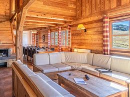 Camping Pas Cher vous présente avec son site Officiel campingpascher.fr, la Résidence La Les Chalets De L'Altiport classé 3 étoiles, située sur la commune de Huez dans le département Isère (Rhône Alpes) en France. La résidence La Les Chalets De L'Altiport vous propose un hébergement de type chalet de 200 m² (télévision). L'établissement vous propose 5 autres types d'hébergements. Découvrez tous nos séjours à petits prix dans la commune et aux alentours de Huez du département : Isère (Rhône Alpes). Court de tennis, Golf, Boulangerie, Bureau de tabac,... En savoir plus : cliquez-ICI.
