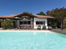 Camping Pas Cher vous présente avec son site Officiel campingpascher.fr, la Résidence Madame Vacances - Villas La Prade classé 3 étoiles, située sur la commune de Moliets Et Maa dans le département Landes (Aquitaine) en France. La résidence Madame Vacances - Villas La Prade, vous présente un hébergement de type villa de 90 m² pour 8 personnes et télévision. La résidence Madame Vacances - Villas La Prade vous proposeun séjour PAS CHER avec une REMISEdu vendredi 05 juin au vendredi 12 juin 2026 avec une PROMO de DERNIÈRE MINUTE, en promotion à -44% pour 7 nuits à 1155,43 € au lieu de 2078,58 € soit une Économie de 923,15 €. Cette location propose 24 dates différentes pour réserver votre séjour. Découvrez également les 6 autres gammes d'hébergements de la résidence. Piscine extérieure, Court de tennis, Cyclisme, Golf, Surf, Boulangerie, Supermarché,... En savoir plus : cliquez-ICI.