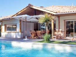 Camping Pas Cher vous présente avec son site Officiel campingpascher.fr, la Résidence Villas La Prade classé 3 étoiles, située sur la commune de Moliets Et Maa dans le département Landes (Aquitaine) en France. La résidence Villas La Prade, vous présente un hébergement de type villa de 78 m² pour 6 personnes et télévision. La résidence Villas La Prade vous proposeun séjour PAS CHER avec une REMISEdu sam. 28 mars au sam. 04 avril 2026, en promotion à -30% pour 7 nuits à 791 € au lieu de 1130,0 € soit une Économie de 339 €. Cette location propose 34 dates différentes pour réserver votre séjour. Découvrez également les 4 autres gammes d'hébergements de la résidence. Piscine extérieure, Court de tennis, Cyclisme, Golf, Surf, Boulangerie, Supermarché,... En savoir plus : cliquez-ICI.