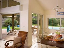 Camping Pas Cher vous présente avec son site Officiel campingpascher.fr, la Résidence Villas La Prade classé 3 étoiles, située sur la commune de Moliets Et Maa dans le département Landes (Aquitaine) en France. La résidence Villas La Prade, vous présente un hébergement de type villa de 130 m² et télévision. La résidence Villas La Prade vous proposeun séjour PAS CHER avec une REMISEdu sam. 28 mars au sam. 04 avril 2026, en promotion à -30% pour 7 nuits à 1127 € au lieu de 1610,0 € soit une Économie de 483 €. Cette location propose 27 dates différentes pour réserver votre séjour. Découvrez également les 4 autres gammes d'hébergements de la résidence. Piscine extérieure, Court de tennis, Cyclisme, Golf, Surf, Boulangerie, Supermarché,... En savoir plus : cliquez-ICI.