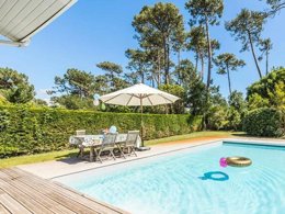 Camping Pas Cher vous présente avec son site Officiel campingpascher.fr, la Résidence Club Royal Océan classé 3 étoiles, située sur la commune de Moliets Et Maa dans le département Landes (Aquitaine) en France. La résidence Club Royal Océan, vous présente un hébergement de type villa. La résidence Club Royal Océan vous proposeun séjour PAS CHER avec une REMISEdu sam. 17 octobre au sam. 24 octobre 2026, en promotion à -30% pour 7 nuits à 1323 € au lieu de 1890,0 € soit une Économie de 567 €. Cette location propose 28 dates différentes pour réserver votre séjour. Découvrez également les 1 autres gammes d'hébergements de la résidence. Mer, Piscine extérieure, Canoë-kayak, Centre équestre, Court de tennis, Cyclisme, Golf, Surf, Dépôt de pain, Épicerie,... En savoir plus : cliquez-ICI.