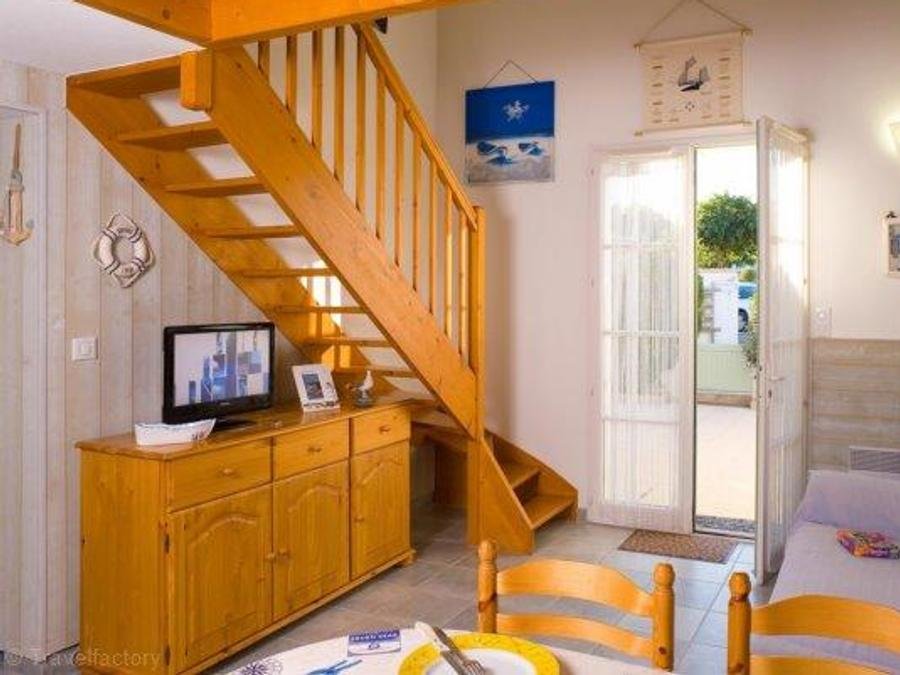 Camping Pas Cher vous présente avec son site Officiel campingpascher.fr, la Résidence Les Maisons Du Lac classé 2 étoiles, située sur la commune de Saint Jean De Monts dans le département Vendée (Pays De La Loire) en France. La résidence Les Maisons Du Lac, vous présente un hébergement de type maison de 41 m² et télévision. La résidence Les Maisons Du Lac vous propose du sam. 22 août au sam. 29 août 2026, en promotion à -15% pour 7 nuits à 891,65 € au lieu de 1049,0 € soit une Économie de 157,35 €. Cette location propose 90 dates différentes pour réserver votre séjour. Découvrez également les 2 autres gammes d'hébergements de la résidence. Canoë-kayak, Centre équestre, Cyclisme, Golf, Voile, Bar,... En savoir plus : cliquez-ICI.