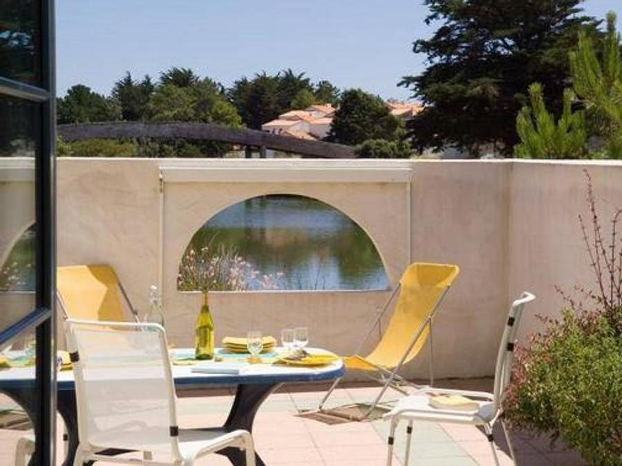 Camping Pas Cher vous présente avec son site Officiel campingpascher.fr, la Résidence Les Maisons Du Lac classé 2 étoiles, située sur la commune de Saint Jean De Monts dans le département Vendée (Pays De La Loire) en France. La résidence Les Maisons Du Lac vous propose un hébergement de type maison de 53 m² (télévision). Cet hébergement propose plus de 74 dates différentes pour réserver ! Pour dévouvrir la période la moins chère, consultez la rubrique 'Tarifs' et sélectionnez votre mois de départ. L'établissement vous propose 2 autres types d'hébergements. Découvrez tous nos séjours à petits prix dans la commune et aux alentours de Saint Jean De Monts du département : Vendée (Pays De La Loire). Canoë-kayak, Centre équestre, Cyclisme, Golf, Voile, Bar,... En savoir plus : cliquez-ICI.