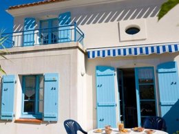 Camping Pas Cher vous présente avec son site Officiel campingpascher.fr, la Résidence Les Maisons Du Lac classé 2 étoiles, située sur la commune de Saint Jean De Monts dans le département Vendée (Pays De La Loire) en France. La résidence Les Maisons Du Lac, vous présente un hébergement de type maison de 41 m² et télévision. La résidence Les Maisons Du Lac vous propose du sam. 22 août au sam. 29 août 2026, en promotion à -15% pour 7 nuits à 891,65 € au lieu de 1049,0 € soit une Économie de 157,35 €. Cette location propose 90 dates différentes pour réserver votre séjour. Découvrez également les 2 autres gammes d'hébergements de la résidence. Canoë-kayak, Centre équestre, Cyclisme, Golf, Voile, Bar,... En savoir plus : cliquez-ICI.