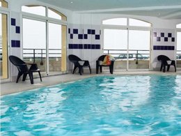 Camping Pas Cher vous présente avec son site Officiel campingpascher.fr, la Résidence Madame Vacances - Les Terrasses De La Plage classé 3 étoiles, située sur la commune de Cayeux Sur Mer dans le département Somme (Picardie) en France. La résidence Madame Vacances - Les Terrasses De La Plage, vous présente un hébergement de type studio de 29 m² pour 4 personnes et télévision. La résidence Madame Vacances - Les Terrasses De La Plage vous proposeun séjour PAS CHER avec une REMISEdu sam. 06 mars au sam. 13 mars 2027, en promotion à -35% pour 7 nuits à 226,85 € au lieu de 349,0 € soit une Économie de 122,15 €. Cette location propose 55 dates différentes pour réserver votre séjour. Découvrez également les 6 autres gammes d'hébergements de la résidence. Les Avis clients pour la Résidence Madame Vacances - Les Terrasses De La Plage sont excellents avec une note moyenne de 8 sur 10. Mer, Piscine chauffée, Piscine couverte, Centre équestre, Court de tennis, Randonnée, Salle de fitness, Terrain de football, Terrain de volley-ball, Voile, Bar, Boulangerie, Supermarché,... En savoir plus : cliquez-ICI.