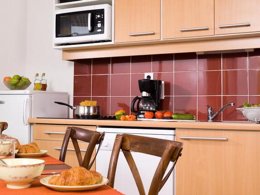 Camping Pas Cher vous présente avec son site Officiel campingpascher.fr, la Résidence Les Terrasses De La Plage classé 3 étoiles, située sur la commune de Cayeux Sur Mer dans le département Somme (Picardie) en France. La résidence Les Terrasses De La Plage, vous présente un hébergement de type studio de 28 m² pour 4 personnes et télévision. La résidence Les Terrasses De La Plage vous proposeun séjour PAS CHER avec une REMISEdu lundi 02 mars au lundi 09 mars 2026, en promotion à -35% pour 7 nuits à 263,99 € au lieu de 406,14 € soit une Économie de 142,15 €. Cette location propose 218 dates différentes pour réserver votre séjour. Découvrez également les 6 autres gammes d'hébergements de la résidence. Les Avis clients pour la Résidence Les Terrasses De La Plage sont excellents avec une note moyenne de 8 sur 10. Mer, Piscine chauffée, Piscine couverte, Centre équestre, Court de tennis, Randonnée, Salle de fitness, Terrain de football, Terrain de volley-ball, Voile, Bar, Boulangerie, Supermarché,... En savoir plus : cliquez-ICI.