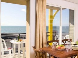 Camping Pas Cher vous présente avec son site Officiel campingpascher.fr, la Résidence Les Terrasses De La Plage classé 3 étoiles, située sur la commune de Cayeux Sur Mer dans le département Somme (Picardie) en France. La résidence Les Terrasses De La Plage, vous présente un hébergement de type appartement de 35 m² pour 6 personnes et télévision. La résidence Les Terrasses De La Plage vous proposeun séjour PAS CHER avec une REMISEdu vendredi 19 décembre au vendredi 26 décembre 2025, en promotion à -54% pour 7 nuits à 404,55 € au lieu de 899,0 € soit une Économie de 494,45 €. Cette location propose 247 dates différentes pour réserver votre séjour. Découvrez également les 6 autres gammes d'hébergements de la résidence. Les Avis clients pour la Résidence Les Terrasses De La Plage sont excellents avec une note moyenne de 8 sur 10. Mer, Piscine chauffée, Piscine couverte, Centre équestre, Court de tennis, Randonnée, Salle de fitness, Terrain de football, Terrain de volley-ball, Voile, Bar, Boulangerie, Supermarché,... En savoir plus : cliquez-ICI.