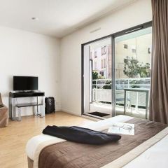 Camping Pas Cher vous présente avec son site Officiel campingpascher.fr, la Résidence Les Hauts De La Principauté classé 3 étoiles, située sur la commune de Beausoleil dans le département Alpes-maritimes (Provence-alpes-côte D'azur) en France. La résidence Les Hauts De La Principauté, vous présente un hébergement de type studio de 28 m² pour 2 personnes et télévision. La résidence Les Hauts De La Principauté vous propose du sam. 20 décembre au sam. 27 décembre 2025, en promotion à -20% pour 7 nuits à 660,80 € au lieu de 826,0 € soit une Économie de 165,20 €. Cette location propose 3 dates différentes pour réserver votre séjour. Découvrez également les 3 autres gammes d'hébergements de la résidence. Les Avis clients pour la Résidence Les Hauts De La Principauté sont excellents avec une note moyenne de 9 sur 10. Golf, Supermarché,... En savoir plus : cliquez-ICI.