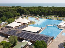 Camping Pas Cher vous présente avec son site Officiel campingpascher.fr, le Camping Residence Mare Pineta, situé sur la commune de Casal Borsetti dans le département Ravenne (Emilia Romagna) en Italie. Le camping Residence Mare Pineta, vous présente un hébergement de type bungalow de 25 m² pour 2 personnes et télévision. Le camping Residence Mare Pineta vous propose du mercredi 24 juin au mercredi 01 juillet 2026 avec une PROMO de DERNIÈRE MINUTE, en promotion à -15% pour 7 nuits à 560 € au lieu de 665 € soit une Économie de 105 €. Cette location propose 15 dates différentes pour réserver votre séjour. Découvrez également les 4 autres gammes d'hébergements du camping. Les Avis clients pour le Camping Residence Mare Pineta sont de 6 sur 10. Mer, Piscine extérieure, Animation enfants, Animations familiales, Aire de jeux enfants, Centre équestre, Court de tennis, Ping-pong, Terrain de beach-volley, Terrain de football, Bar, Restaurant, Snack/Bar, Supermarché,... En savoir plus : cliquez-ICI.