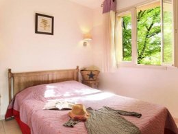 Camping Pas Cher vous présente avec son site Officiel campingpascher.fr, la Résidence Odalys Essentielle Les 4 Soleils, située sur la commune de Bonnieux dans le département Vaucluse (Provence Alpes Côte D'azur) en France. La résidence Odalys Essentielle Les 4 Soleils, vous présente un hébergement de type appartement de 36 m² et télévision. La résidence Odalys Essentielle Les 4 Soleils vous propose du sam. 26 septembre au sam. 03 octobre 2026 pour 7 nuits à 369€. Cette location propose 29 dates différentes pour réserver votre séjour. Découvrez également les 3 autres gammes d'hébergements de la résidence. Piscine chauffée, Piscine extérieure, Centre équestre, Supermarché,... En savoir plus : cliquez-ICI.