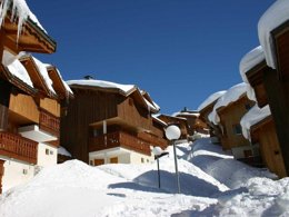 Camping Pas Cher vous présente avec son site Officiel campingpascher.fr, la Résidence Les Lodges Des Alpages classé 3 étoiles, située sur la commune de La Plagne Soleil dans le département Savoie (Rhône Alpes) en France. La résidence Les Lodges Des Alpages, vous présente un hébergement de type appartement de 46 m² pour 8 personnes et télévision. La résidence Les Lodges Des Alpages vous proposeun séjour PAS CHER avec une REMISEdu sam. 20 juin au sam. 27 juin 2026, en promotion à -35% pour 7 nuits à 324,35 € au lieu de 499,0 € soit une Économie de 174,65 €. Cette location propose 50 dates différentes pour réserver votre séjour. Découvrez également les 3 autres gammes d'hébergements de la résidence. Cyclisme, Ping-pong, Randonnée, Station-service, Épicerie,... En savoir plus : cliquez-ICI.