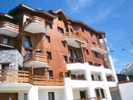 Camping Pas Cher vous présente avec son site Officiel campingpascher.fr, la Résidence Les Lodges Des Alpages classé 3 étoiles, située sur la commune de La Plagne Soleil dans le département Savoie (Rhône Alpes) en France. La résidence Les Lodges Des Alpages, vous présente un hébergement de type appartement de 25 m² pour 4 personnes et télévision. La résidence Les Lodges Des Alpages vous proposeun séjour PAS CHER avec une REMISEdu sam. 20 juin au sam. 27 juin 2026, en promotion à -34% pour 7 nuits à 278,85 € au lieu de 429,0 € soit une Économie de 150,15 €. Cette location propose 49 dates différentes pour réserver votre séjour. Découvrez également les 3 autres gammes d'hébergements de la résidence. Cyclisme, Ping-pong, Randonnée, Station-service, Épicerie,... En savoir plus : cliquez-ICI.