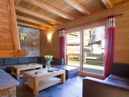 Camping Pas Cher vous présente avec son site Officiel campingpascher.fr, la Résidence Chalet Odalys Prestige Lodge, située sur la commune de Les 2 Alpes dans le département Isère (Rhône Alpes) en France. La résidence Chalet Odalys Prestige Lodge vous propose un hébergement de type chalet de 200 m² (télévision). L'établissement vous propose 2 autres types d'hébergements. Découvrez tous nos séjours à petits prix dans la commune et aux alentours de Les 2 Alpes du département : Isère (Rhône Alpes). Piscine chauffée, Piscine couverte, Restaurant, Épicerie,... En savoir plus : cliquez-ICI.