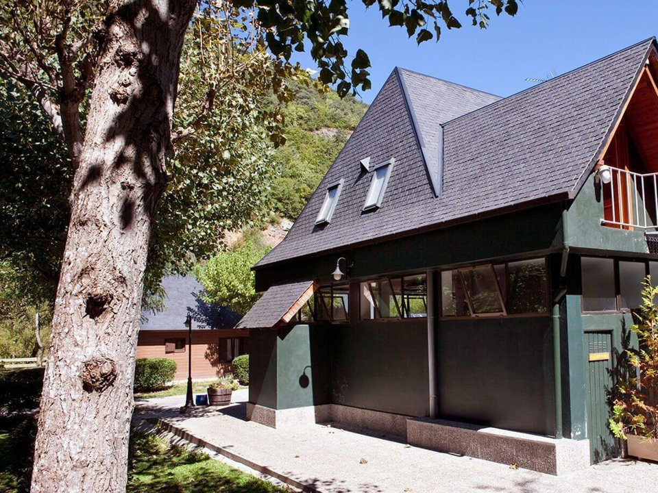 Camping Pas Cher vous présente avec son site Officiel campingpascher.fr, le Camping Verneda classé 2 étoiles, situé sur la commune de El Pont Darros dans le département Lleida (Catalogne) en Espagne. Le camping Verneda vous propose un hébergement de type appartement. L'établissement vous propose un autre type d'hébergement. Découvrez tous nos séjours à petits prix dans la commune et aux alentours de El Pont Darros du département : Lleida (Catalogne). Piscine chauffée, Piscine extérieure, Animations familiales, Aire de jeux enfants, Baby-foot, Cyclisme, Piscine, Randonnée, Salle de jeux vidéo, Terrain de football, Bar, Pizzeria, Plats à emporter,... En savoir plus : cliquez-ICI.