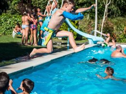 Camping Pas Cher vous présente avec son site Officiel campingpascher.fr, le Camping Verneda classé 2 étoiles, situé sur la commune de El Pont Darros dans le département Lleida (Catalogne) en Espagne. Le camping Verneda vous propose un hébergement de type appartement. L'établissement vous propose un autre type d'hébergement. Découvrez tous nos séjours à petits prix dans la commune et aux alentours de El Pont Darros du département : Lleida (Catalogne). Piscine chauffée, Piscine extérieure, Animations familiales, Aire de jeux enfants, Baby-foot, Cyclisme, Piscine, Randonnée, Salle de jeux vidéo, Terrain de football, Bar, Pizzeria, Plats à emporter,... En savoir plus : cliquez-ICI.