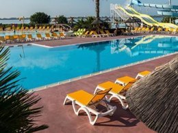 Camping Pas Cher vous présente avec son site Officiel campingpascher.fr, le Camping Tour Opérateur Et Particuliers Sur Camping Le Lac Des Rêves - Fun Pass Non Inclus classé 4 étoiles, situé sur la commune de Lattes dans le département Hérault (Languedoc Roussillon) en France. Le camping Tour Opérateur Et Particuliers Sur Camping Le Lac Des Rêves - Fun Pass Non Inclus vous propose un hébergement de type mobil-home. L'établissement vous propose un autre type d'hébergement. Découvrez tous nos séjours à petits prix dans la commune et aux alentours de Lattes du département : Hérault (Languedoc Roussillon). Les Avis clients pour le Camping Tour Opérateur Et Particuliers Sur Camping Le Lac Des Rêves - Fun Pass Non Inclus sont de 7 sur 10. Piscine chauffée, Piscine extérieure, Club ados, Club enfants, Aire de jeux enfants, Baby-foot, Court de tennis, Ping-pong, Piscine, Pétanque, Terrain multisports, Bar, Boulangerie, Dépôt de pain, Épicerie,... En savoir plus : cliquez-ICI.