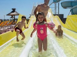 Camping Pas Cher vous présente avec son site Officiel campingpascher.fr, le Camping Tour Opérateur Et Particuliers Sur Camping Le Lac Des Rêves - Fun Pass Non Inclus classé 4 étoiles, situé sur la commune de Lattes dans le département Hérault (Languedoc Roussillon) en France. Le camping Tour Opérateur Et Particuliers Sur Camping Le Lac Des Rêves - Fun Pass Non Inclus vous propose un hébergement de type mobil-home. L'établissement vous propose un autre type d'hébergement. Découvrez tous nos séjours à petits prix dans la commune et aux alentours de Lattes du département : Hérault (Languedoc Roussillon). Les Avis clients pour le Camping Tour Opérateur Et Particuliers Sur Camping Le Lac Des Rêves - Fun Pass Non Inclus sont de 7 sur 10. Piscine chauffée, Piscine extérieure, Club ados, Club enfants, Aire de jeux enfants, Baby-foot, Court de tennis, Ping-pong, Piscine, Pétanque, Terrain multisports, Bar, Boulangerie, Dépôt de pain, Épicerie,... En savoir plus : cliquez-ICI.