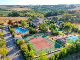 Camping Pas Cher vous présente avec son site Officiel campingpascher.fr, le Village vacances Domaine Du Koukano classé 4 étoiles, situé sur la commune de Maurens Scopont dans le département Tarn (Midi-pyrénées) en France. Le village vacances Domaine Du Koukano vous propose un hébergement de type lodge pour 5 personnes. L'établissement vous propose 3 autres types d'hébergements. Découvrez tous nos séjours à petits prix dans la commune et aux alentours de Maurens Scopont du département : Tarn (Midi-pyrénées). Les Avis clients pour le Village vacances Domaine Du Koukano sont excellents avec une note moyenne de 9 sur 10. Lac, Piscine extérieure, Animations familiales, Club ados, Club enfants, Aire de jeux enfants, Canoë-kayak, Court de tennis, Pétanque, Randonnée, Salle de fitness, Structure gonflable enfants, Terrain de badminton, Terrain de beach-volley, Terrain de football, Voile, Bar, Snack/Bar, Épicerie,... En savoir plus : cliquez-ICI.