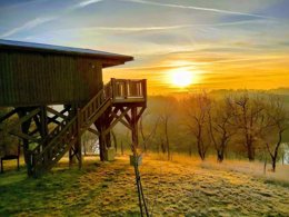 Camping Pas Cher vous présente avec son site Officiel campingpascher.fr, le Village vacances Domaine Du Koukano classé 4 étoiles, situé sur la commune de Maurens Scopont dans le département Tarn (Midi Pyrénées) en France. Le village vacances Domaine Du Koukano, vous présente un hébergement de type mobil-home de 35 m² pour 2 personnes avec climatisation. Le village vacances Domaine Du Koukano vous propose du sam. 22 août au sam. 29 août 2026 pour 7 nuits à 560€. Cette location propose 6 dates différentes pour réserver votre séjour. Découvrez également les 2 autres gammes d'hébergements du village vacances. Les Avis clients pour le Village vacances Domaine Du Koukano sont excellents avec une note moyenne de 9 sur 10. Lac, Piscine extérieure, Animations familiales, Club ados, Club enfants, Aire de jeux enfants, Canoë-kayak, Court de tennis, Pétanque, Randonnée, Salle de fitness, Structure gonflable enfants, Terrain de badminton, Terrain de beach-volley, Terrain de football, Voile, Bar, Snack/Bar, Épicerie,... En savoir plus : cliquez-ICI.