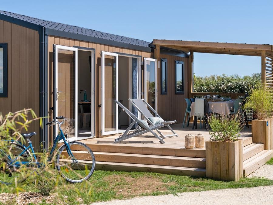 Camping Pas Cher vous présente avec son site Officiel campingpascher.fr, le Camping Romanée - Le Cormoran classé 5 étoiles, situé sur la commune de Ars En Ré dans le département Charente-maritime (Poitou Charentes) en France. Le camping Romanée - Le Cormoran vous propose un hébergement de type mobil-home de 35 m² avec climatisation (télévision). L'établissement vous propose 4 autres types d'hébergements. Découvrez tous nos séjours à petits prix dans la commune et aux alentours de Ars En Ré du département : Charente-maritime (Poitou Charentes). Les Avis clients pour le Camping Romanée - Le Cormoran sont excellents avec une note moyenne de 8 sur 10. Piscine chauffée, Piscine extérieure, Animations familiales, Club ados, Club enfants, Aire de jeux enfants, Canoë-kayak, Court de tennis, Golf, Paddle, Planche à voile, Pétanque, Salle de fitness, Terrain multisports, Bar, Boulangerie, Dépôt de pain, Plats à emporter, Restaurant, Snack/Bar, Station-service, Supermarché, Épicerie,... En savoir plus : cliquez-ICI.