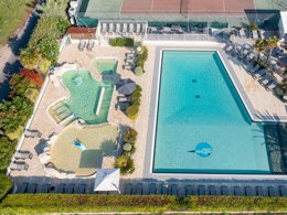 Camping Pas Cher vous présente avec son site Officiel campingpascher.fr, le Camping Romanée - Le Cormoran classé 5 étoiles, situé sur la commune de Ars En Ré dans le département Charente-maritime (Poitou Charentes) en France. Le camping Romanée - Le Cormoran vous propose un hébergement de type mobil-home de 31 m² avec climatisation (télévision). L'établissement vous propose 7 autres types d'hébergements. Découvrez tous nos séjours à petits prix dans la commune et aux alentours de Ars En Ré du département : Charente-maritime (Poitou Charentes). Les Avis clients pour le Camping Romanée - Le Cormoran sont excellents avec une note moyenne de 8 sur 10. Piscine chauffée, Piscine extérieure, Animations familiales, Club ados, Club enfants, Aire de jeux enfants, Canoë-kayak, Court de tennis, Golf, Paddle, Planche à voile, Pétanque, Salle de fitness, Terrain multisports, Bar, Boulangerie, Dépôt de pain, Plats à emporter, Restaurant, Snack/Bar, Station-service, Supermarché, Épicerie,... En savoir plus : cliquez-ICI.