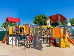 Camping Pas Cher vous présente avec son site Officiel campingpascher.fr, le Camping Romanée - Le Cormoran classé 5 étoiles, situé sur la commune de Ars En Ré dans le département Charente-maritime (Poitou Charentes) en France. Le camping Romanée - Le Cormoran vous propose un hébergement de type mobil-home de 31 m² avec climatisation (télévision). L'établissement vous propose 7 autres types d'hébergements. Découvrez tous nos séjours à petits prix dans la commune et aux alentours de Ars En Ré du département : Charente-maritime (Poitou Charentes). Les Avis clients pour le Camping Romanée - Le Cormoran sont excellents avec une note moyenne de 8 sur 10. Piscine chauffée, Piscine extérieure, Animations familiales, Club ados, Club enfants, Aire de jeux enfants, Canoë-kayak, Court de tennis, Golf, Paddle, Planche à voile, Pétanque, Salle de fitness, Terrain multisports, Bar, Boulangerie, Dépôt de pain, Plats à emporter, Restaurant, Snack/Bar, Station-service, Supermarché, Épicerie,... En savoir plus : cliquez-ICI.