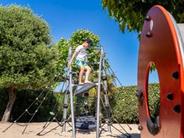 Camping Pas Cher vous présente avec son site Officiel campingpascher.fr, le Camping Romanée - Le Cormoran classé 5 étoiles, situé sur la commune de Ars En Ré dans le département Charente-maritime (Poitou Charentes) en France. Le camping Romanée - Le Cormoran vous propose un hébergement de type mobil-home de 28 m² avec climatisation (télévision). L'établissement vous propose 7 autres types d'hébergements. Découvrez tous nos séjours à petits prix dans la commune et aux alentours de Ars En Ré du département : Charente-maritime (Poitou Charentes). Les Avis clients pour le Camping Romanée - Le Cormoran sont excellents avec une note moyenne de 8 sur 10. Piscine chauffée, Piscine extérieure, Animations familiales, Club ados, Club enfants, Aire de jeux enfants, Canoë-kayak, Court de tennis, Golf, Paddle, Planche à voile, Pétanque, Salle de fitness, Terrain multisports, Bar, Boulangerie, Dépôt de pain, Plats à emporter, Restaurant, Snack/Bar, Station-service, Supermarché, Épicerie,... En savoir plus : cliquez-ICI.